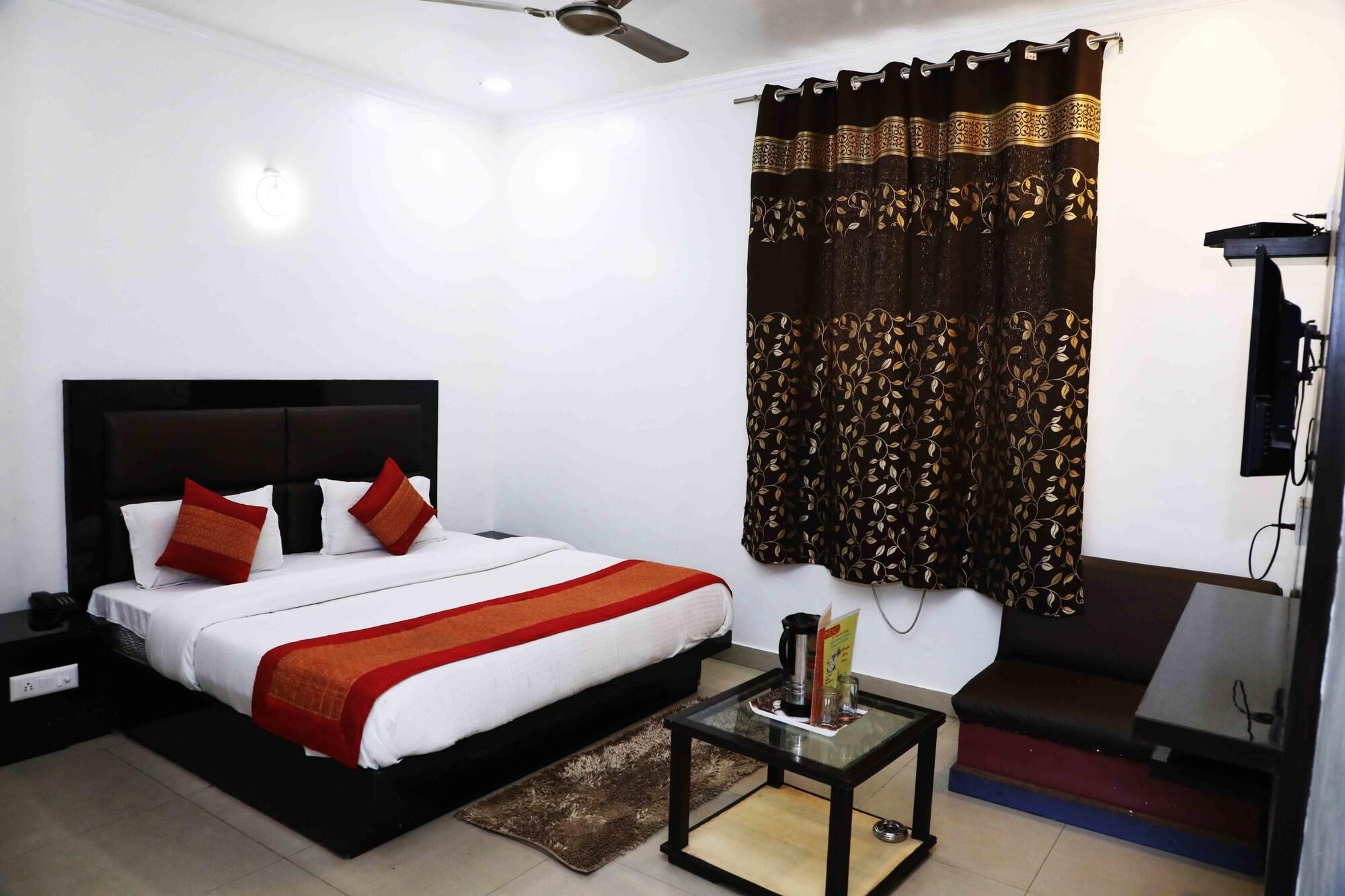Oyo Flagship Kumar Palace New Delhi Exterior photo